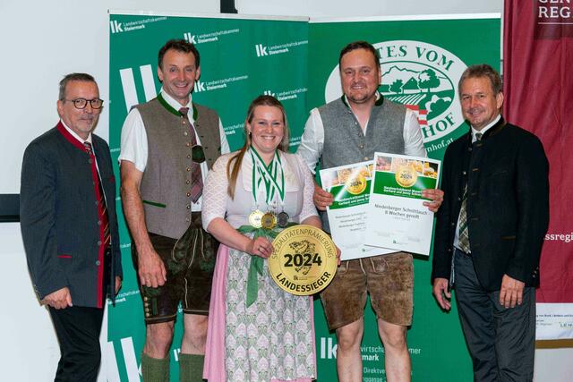Liezen: Der Landessieg ging an Jenny und Gerhard Schrempf (Mitte) mit ihrem „Niederberger Schnittlauch-Schnittkäse“ (acht Wochen gereift). Am Bild mit ihren Gratulanten v.r.n.l.: Präsident Franz Titschenbacher, Kammerobmann von Liezen – Peter Kettner und Martin Rogenhofer | Foto: ©Kristoferitsch