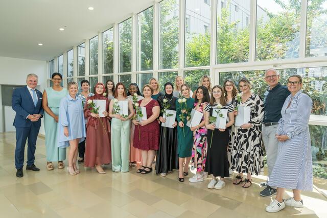 Die AbsolventInnen der Ordinationsassistenz an der Schule für Gesundheits- und Krankenpflege und medizinische Assistenzberufe am Kepler Universitätsklinikum mit ihren GratulantInnen. | Foto: OÖG