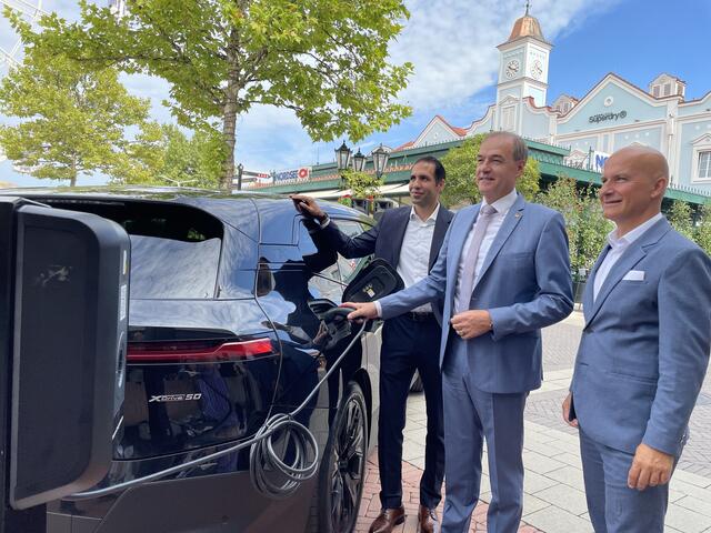 Landesrat Leo Schneemann, Designer Outlet General Manager Mario Schwann und Burgenland Energie CEO Stephan Sharma blicken der Zukunft umweltbewusst entgegen. | Foto: Beate Wurm