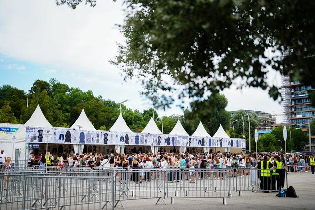 Hunderte Swifties versammelten sich bereits einen Tag vor dem ersten der drei Konzerte vor dem Stadion, um Merchandise zu kaufen. | Foto: EVA MANHART / APA / picturedesk.com 