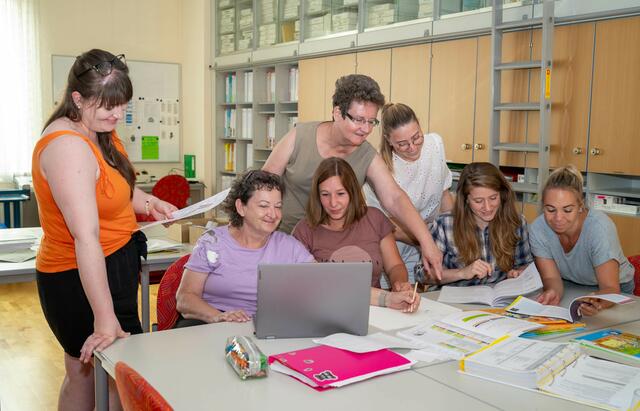 In der VS Wienerstraße wird die Lehre im Teamwork reformiert: Elisabeth Driza, Maria Frühwald, Ingeborg Tontur, Julia Körbler, Katharina Lenhart, Katharina Lechinger und Petra Hruska (v.l.n.r.). | Foto: Gemeinde Brunn/Johanna Hoblik