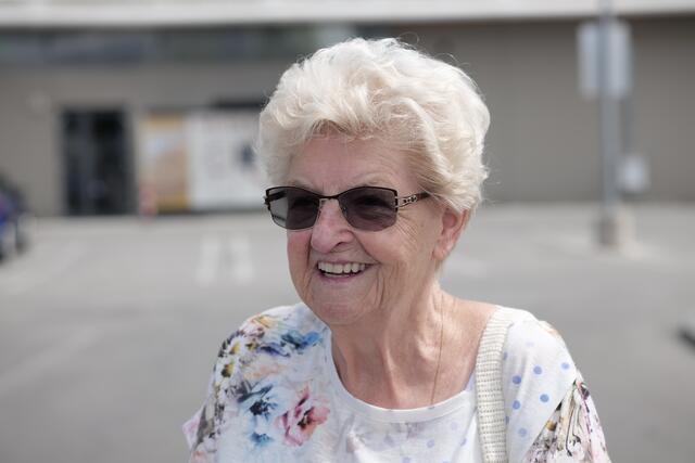 Elfriede Wicher durfte nicht den gewohnten Weg nachhause gehen. Sie saß gute zwei Stunden beim Supermarkt fest. | Foto: Santrucek/meinBezirk