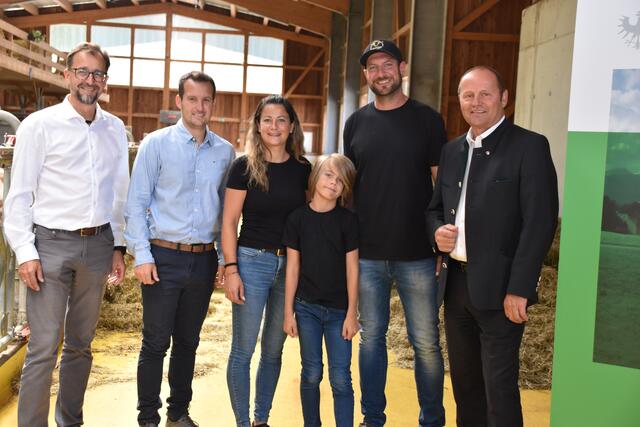 Thomas Danzl (Landeskulturfonds), Matthias Mair (Tiroler Almrind-Projekt), Martina, Marius und Matthias Ager und LHStv Josef Geisler ziehen in Bad Häring eine positive Bilanz.  | Foto: Barbara Fluckinger