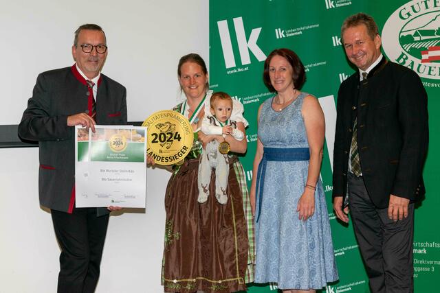 Murau/Murtal: Die strahlende Landessiegerin Anita Frischmann (2.v.l.) wurde für ihren „Bio Murtaler Steirerkäs“ ausgezeichnet. Mit am Bild die Gratulantinnen und Gratulanten v.r.n.l.: Präsident Franz Titschenbacher, Bezirksbäuerin Marianne Gruber und Martin Rogenhofer | Foto: ©Kristoferitsch