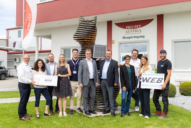 Die Verantwortlichen der beiden Unternehmen feiern die engere Zusammenarbeit. | Foto: W.E.B Windenergie AG