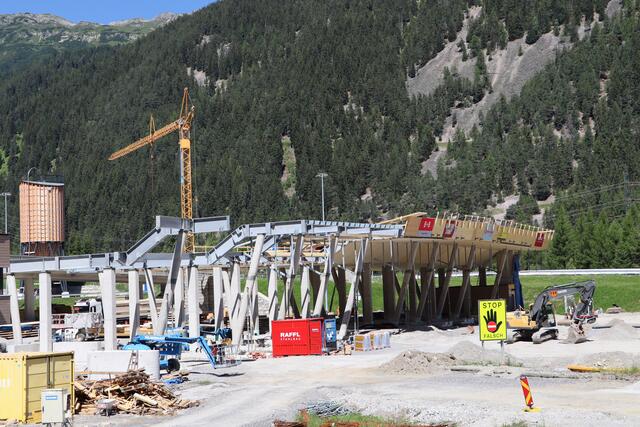 Auch die neue Mautstation hat bereits Form angenommen. | Foto: Seelos