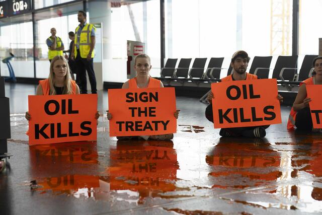 Am frühen Mittwochnachmittag ist es zu einer kleineren Störaktion der "Letzten Generation" am Flughafen Wien-Schwechat gekommen. | Foto: Letzte Generation Österreich