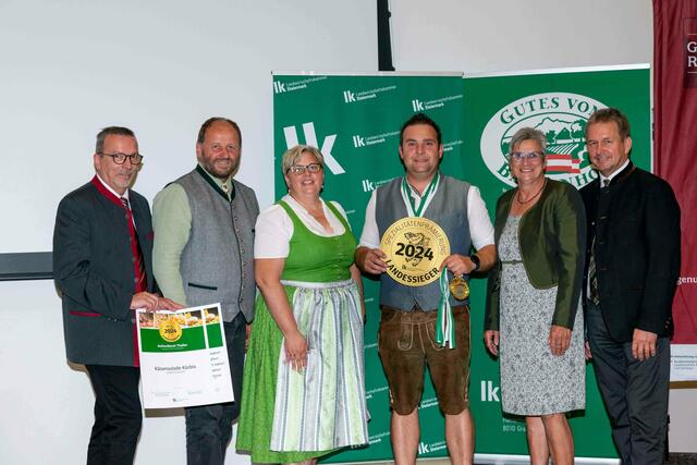 Hartberg-Fürstenfeld: Hannes Thaller freut sich über seinen Landessieg mit seiner „Käseroulade Kürbis“. Am Bild die Gratulanten v.r.n.l: Präsident Franz Titschenbacher, Bezirksbäuerin-Stellvertreterin Maria Fink, Bezirksbäuerin Michaela Mauerhofer, Kammerobmann Herbert Lebitsch und Martin Rogenhofer | Foto: ©Kristoferitsch