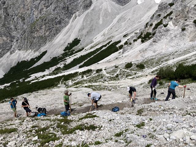 Auch Gruppenleiter und Wegewart packen mit an. | Foto: Luzia Laner