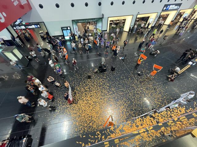 Zur Überraschung der Umstehenden gab es auch einen Konfetti-Regen. | Foto: Letzte Generation Österreich