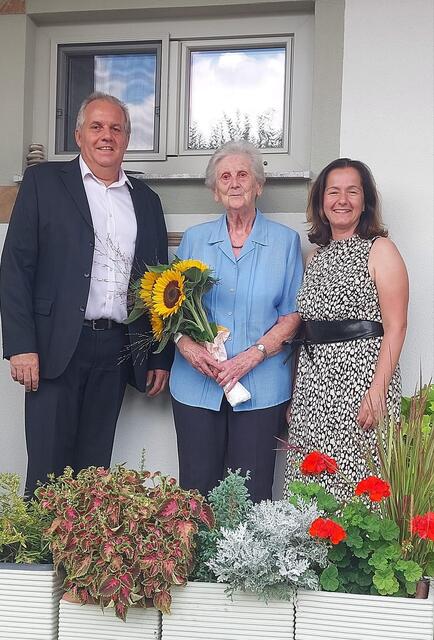 Bürgermeister Erich Hofer, Jubilarin Elisabeth Hellmer und Vizebürgermeisterin Petra Hösch. | Foto: Marktgemeinde Auersthal