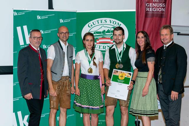 Die strahlenden Ausgezeichneten aus dem Bezirk Leibnitz: Kerstin und Martin Sackl (Mitte). Mit am Bild ihre Gratulanten v.r.n.l.: Franz Titschenbacher, Bezirksbäuerin Daniela Posch, Kammerobmann Christoph Zirngast und Martin Rogenhofer | Foto: ©Kristofertitsch