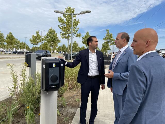 Mit 100 E-Lade-Säulen entsteht in einem gemeinsamen Projekt von Burgenland Energie und Designer Outlet Parndorf der größte e-Charger Hub Österreichs.  | Foto: Beate Wurm