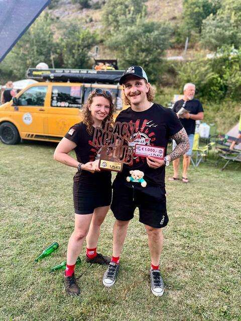 Anna Wagner und Kevin Weber mit ihrer Trophäe. | Foto: privat