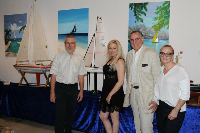 Obmannstellvertreter Michael Heidenreich, Künstlerin Hanna Andorka, Obmann Friedrich Decker, Gemeinderätin Regina Schnurrer | Foto: Thomas Valka