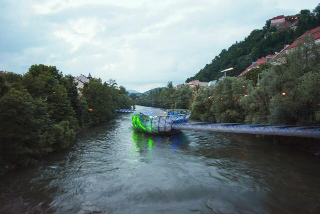 Entlang der Mur finden sich immer wieder Plätzchen zum Verweilen - natürlich auch auf der Murinsel. | Foto: Julia Solonia, unsplash