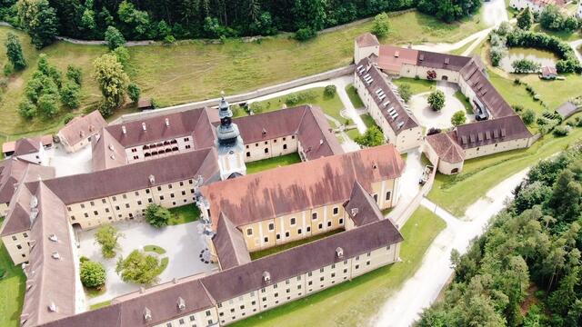 Eine Spezialführung im Stift Rein führt von den Wehrmauern zu den Fischteichen | Foto: Stift Rein