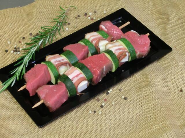 So sollen die fertig präparierten Rindfleischspieße für den Grill aus. | Foto: Höller