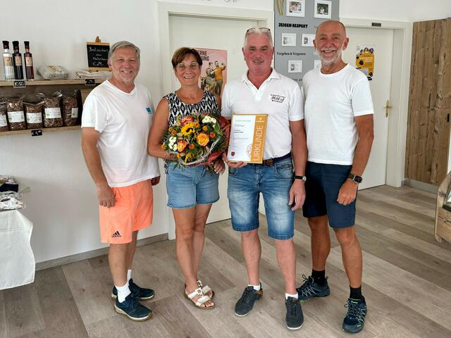 Vzbg. Günther Prinz, Anita und Johann Hölzl, Bgm. Josef Schaden | Foto: Gemeinde