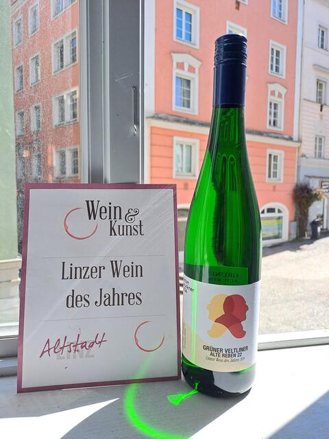 Der preisgekrönte Grüne Veltliner Alte Reben 2022 vom Weingut Herndler, dessen Sonderetikett Anton Bruckner ziert, begeistert als „Linzer Wein des Jahres“ mit seiner feinen Kräuterwürze und dem gehaltvollen Geschmack. | Foto: Verein Wir Altstadt Linz