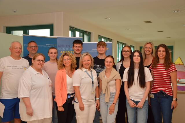 Juli: Stefan Schulze, Robert Zeindl, Susanne Schuster, Bianca Fuchs, Claudia Scherzer, Lukas Hölzl, Nicole Appel, Tobias Ungar, Franziska Scherzer, Valentina Erla, Celine Haumer, Bernadette Erla und Julia Berger (v.l.)