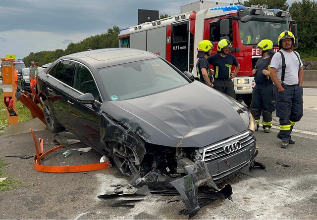 Kurze Zeit später wurden die Einsatzkräfte der Feuerwehr und Rettung aus Ybbs, Persenbeug und Wieselburg sowie die Autobahnpolizei Melk wieder auf die Autobahn A1 alarmiert.