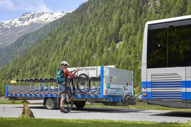 Die Buskunden verladen und entladen ihre Fahrräder selbstständig auf den Radhänger. | Foto: oetztaler/Christoph Noesig Photography
