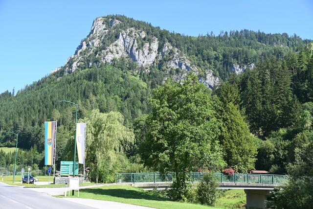 Über die Brücke Zugang zum Naturpark und der Falkenstein