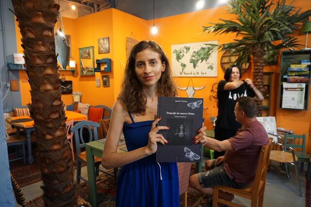 Jasmin Thoma präsentierte ihren ersten Bildband "Fotografie der Inneren Welten".  | Foto: Thomas Sailer