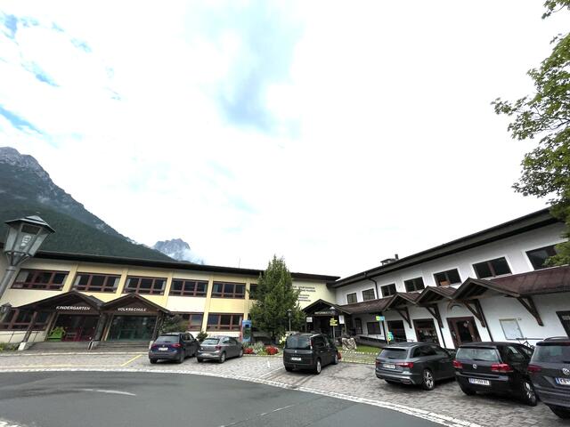 Im Bereich Schule und altes Hallenbad wird ein neues Bildungszentrum entstehen. | Foto: Kogler