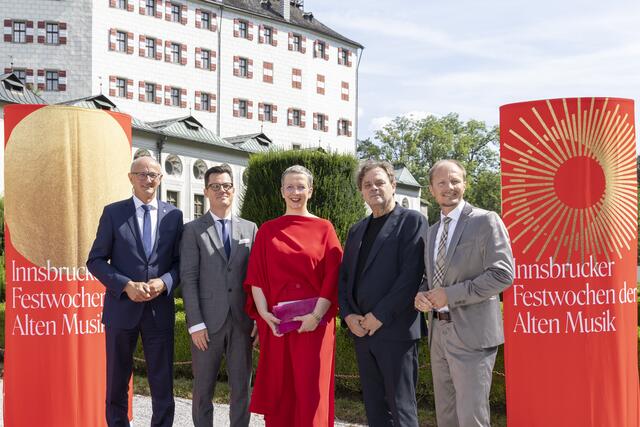 Landeshauptmann Anton Mattle, Kaufmännischer Direktor Dr. Markus Lutz, Künstlerische Direktorin Eva-Maria Sens, Musikalischer Direktor Ottavio Dantone und Innsbrucks Bürgermeister Johannes Anzengruber (v.l.n.r.) 
 | Foto: Die Fotografen