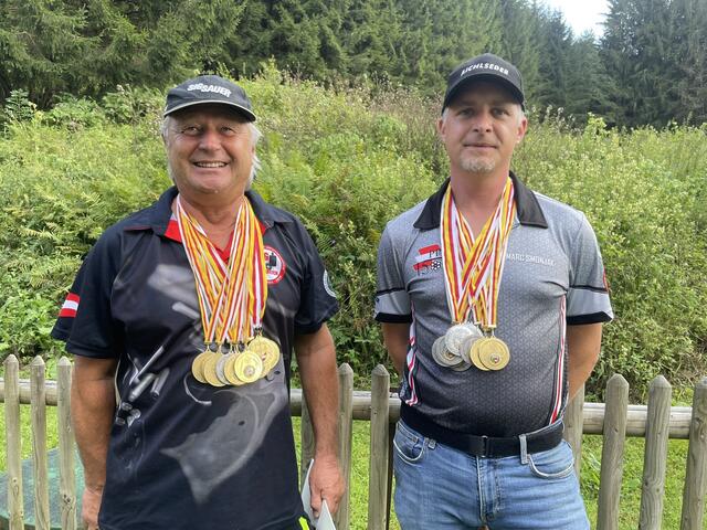 Gerhard Gruber und Marc Smonjak (von links nach rechts) von der Schützenrunde Hubertus aus Bodensdorf/Tiffen konnten groß abräumen.  | Foto: SV Straßburg (3)