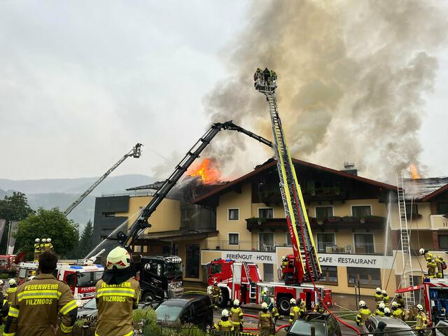Das Hotelgebäude stand in Flammen. | Foto: Feuerwehren Bezirk Pongau, OVI Martin Klässner
