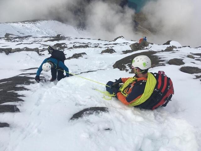 Die Bergrettung Kaprun im Einsatz: Die Bergretter seilen sich hier für eine Bergung vom Wiesbachhorn ab. | Foto: Bergrettung Kaprun
