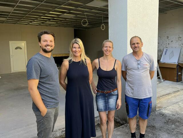 Bürgermeister Michael Strasser, Direktorin der Volksschule Vestenthal Michaela Windhager, Theresa Brandstetter Geschäftsführende Gemeinderätin für Jugend und Kinder und Thomas Hinterdorfer Elektriker stellvertretend für alle ausführenden Unternehmen. (v.li.) | Foto: Gnd. Haidershofen