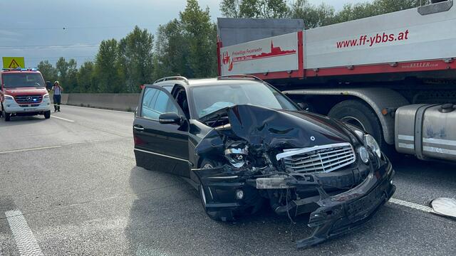Insgesamt waren fünf Fahrzeuge an einem Unfall auf der A1 beteiligt.