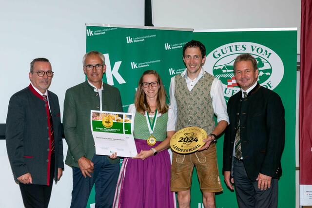 Landessieger Stern, Graz-Umgebung: Julia (3.v.l.) und Vinzenz Michael Stern fuhren in mit ihrem „Steiermark Herz Cammenbert“ den Landessieg ein. Mit am Bild die Gratulanten: Präsident Franz Titschenbacher (rechts), Martin Rogenhofer (links) sowie Kammerobmann Manfred Kohlfürst (2.v.l.). | Foto: Kristoferitsch