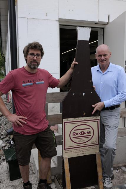 Nikolaus Sindelar mit Bürgermeister Hannes Döller bei der Baustelle. | Foto: Santrucek