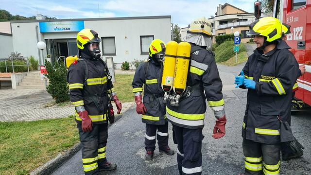 Feuerwehrkräfte vor dem Bad in Raabs | Foto: FF Raabs