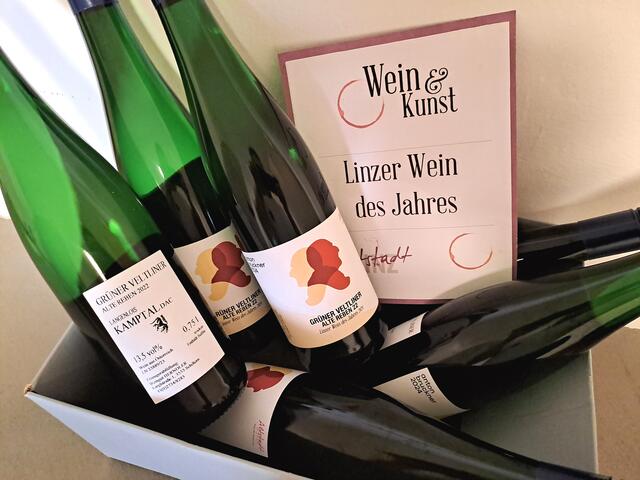 Der preisgekrönte Grüne Veltliner Alte Reben 2022 vom Weingut Herndler, dessen Sonderetikett Anton Bruckner ziert, begeistert als „Linzer Wein des Jahres“ mit seiner feinen Kräuterwürze und dem gehaltvollen Geschmack. | Foto: Verein Wir Altstadt Linz