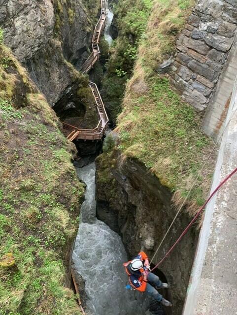 Es werden auch immer wieder Übungen beim VERBUND gemacht. Hier: Abseilen in die Sigmund Thun Klamm. | Foto: Bergrettung Kaprun