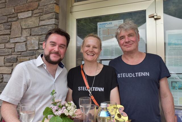 Bgm. Josef Bucher mit Bernadette Abendstein und Hakon Hirzenberger.  | Foto: Haun