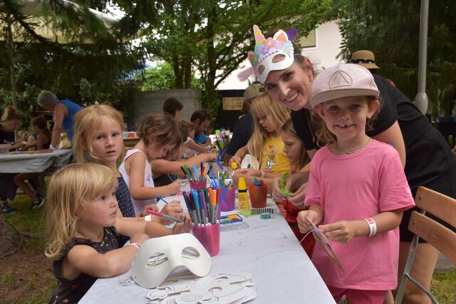 Für die Kids gab's natürlich viel zu entdecken. Es wurde fleißig gebastelt.  | Foto: Haun