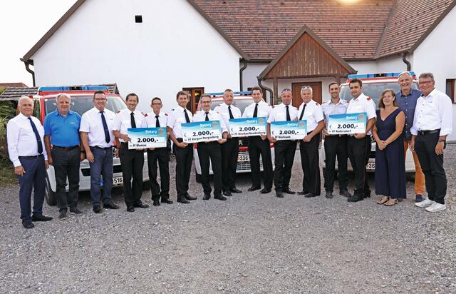 Je 2.000 Euro erhielten die Feuerwehren Bad Blumau, Bierbaum, Burgau-Burgauberg, Neudau-Neudauberg und Rudersdorf-Ort als Dank für ihren Hochwassereinsatz Anfang Juni. | Foto: Rotary-Club Fürstenfeld