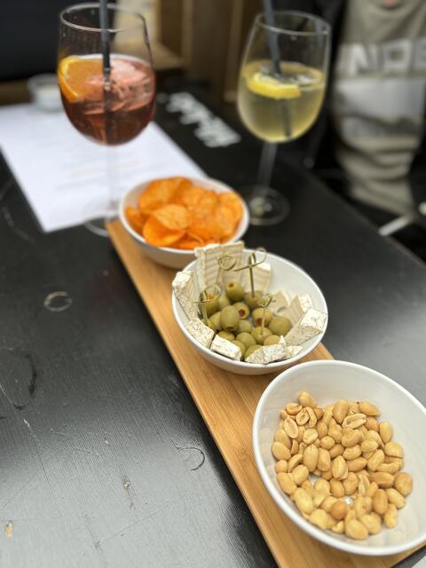 Bei einem gemütlichen Aperitivo kann man seine Trauer ob der abgesagten Konzerte freien Lauf lassen. | Foto: Das Gi