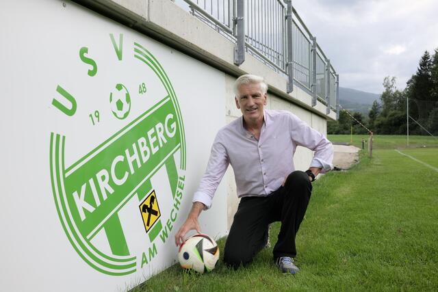 Bürgermeister Willibald Fuchs führte durchs neue Stadion des USV Kirchberg. | Foto: Santrucek