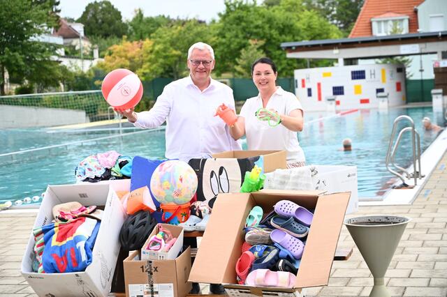  Bürgermeister Thomas Steiner und Caritas Direktorin Melanie Balaskovics mit den gesammelten Schwimmutensilien.  | Foto: Eisenstadt 