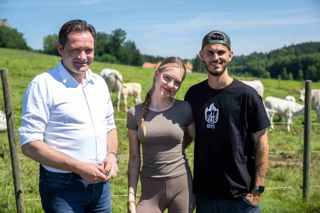 Besuchte den Chianinahof in Dobl-Zwaring: Landwirtschaftsminister Norbert Totschnig (l.) bei Nino Sifkovits (r.) und Cheyenne Ochsenknecht | Foto: BML Hemerka