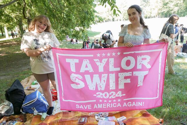 Derzeit stehen sehr viele "Swifties" nach den Absagen der Konzerte aufgrund von Terrorgefahr an Rezeptionen der Wiener Hotels und wollen ihre Buchungen stornieren. (Foto von Mittwoch) | Foto: Max Spitzauer/MeinBezirk