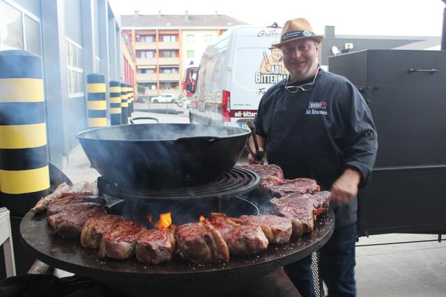 Grillweltmeister Adi Bittermann am Werk. | Foto: Vanessa Huber